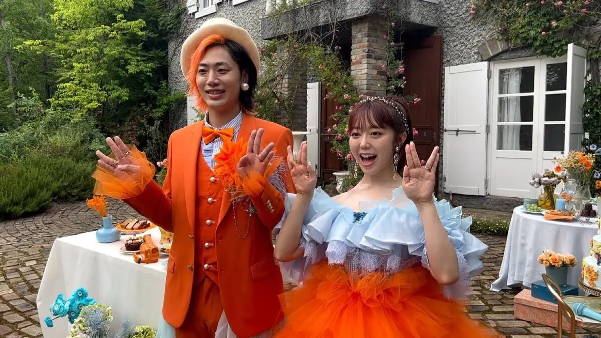 画像は動画「【会話シーン初公開】結婚発表メイキング「写真編」」から