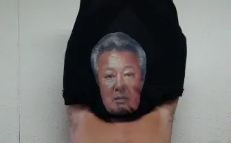 ロバート秋山プロデュース「体ものまねTシャツ」 脱ぐと梅宮辰夫に!