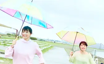 【写真】セクシー女優 根尾あかり×二葉エマ 姉妹感溢れる涼しげ海辺デート