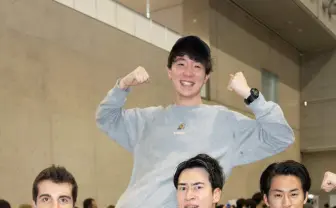 ニコニコ超会議名物「マッスルタクシー」179cmの男性を片手で持ち上げる！