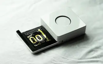 コンドーム装着時の気まずさを音と光で解消 「コンドムーディー」とは？