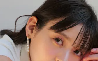 上坂すみれ、大人っぽいノースリーブ姿を披露　写真集『すみれのゆめ』新カット