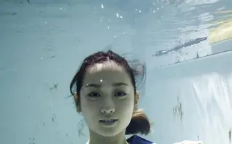 水中ニーソの次は“水中セーラー服”  眩しすぎる未収録写真を公開