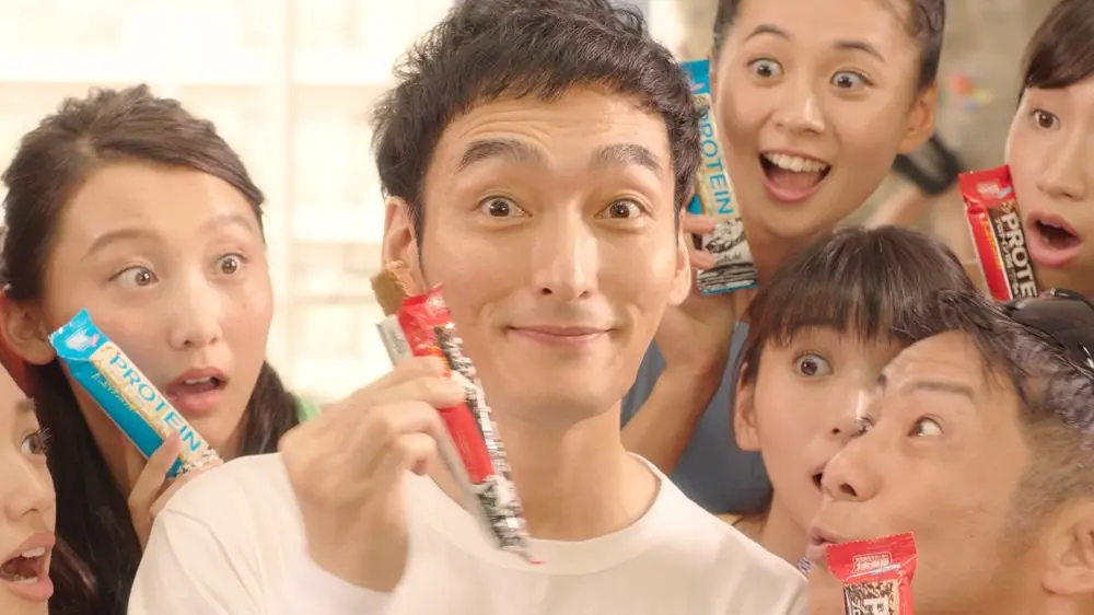 「1本満足バー CM 「プロテインも満足」篇 15秒 草彅 剛 森脇健児」
