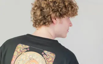 ミュシャの作品をgraniphがデザイン　コラボワンピース、Tシャツが発売