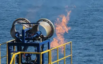 経済産業省、将来の天然ガス資源として期待されているメタンハイドレートの海洋産出試験に世界で初めて成功