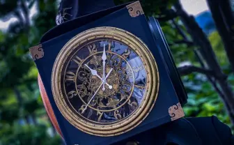 回転する時計頭が不気味！ 作者に聞いた、心惹かれる“異形”の魅力