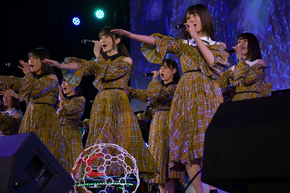 日向坂46、ドローンと共演で新感覚ライブ披露　レースにも興奮
