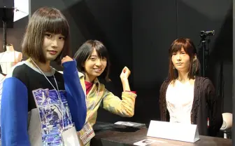 何だこれは！ きゅんくんとミスiD近藤が美女アンドロイドを着せ替え