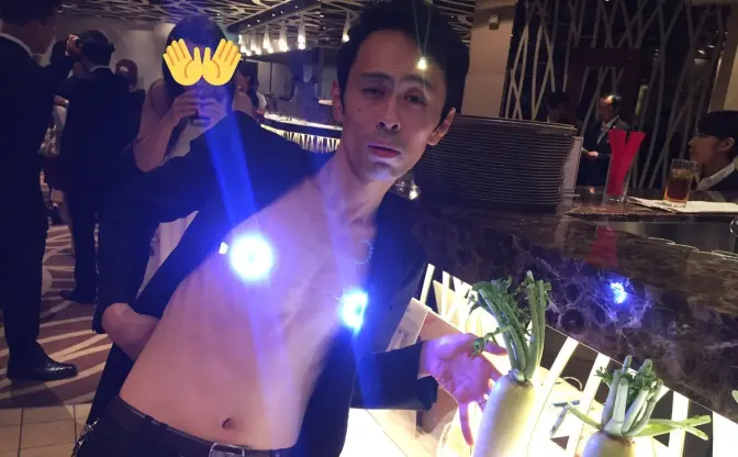 乳首を光らせていけ！ 奇抜なアイテムに隠された真意とは？
