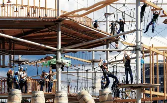 崖上の巨大アスレチック「マッスルモンスター」に鳥肌！ マリオも裸足で逃げ出すレベル