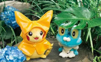 か、可愛すぎやろ… レインコートピカチュウのぬいぐるみが激アツ