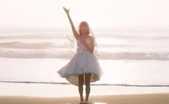 ウェディングドレス姿でダンス!まなこさん、最新作で唇を狙われる!?