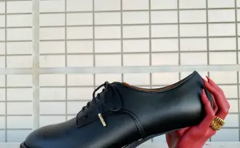 魅惑の手が靴に宿った？ デザイナーの凄艶なドレスシューズに惹きずり込まれそう