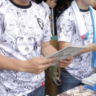 コミケで話題をさらった“アヘ顔Tシャツ“作者を直撃「普段使いしてほしい」