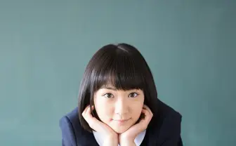 乃木坂46生駒里奈×青山裕企写真展「君の足跡」 制服姿がまぶしすぎる