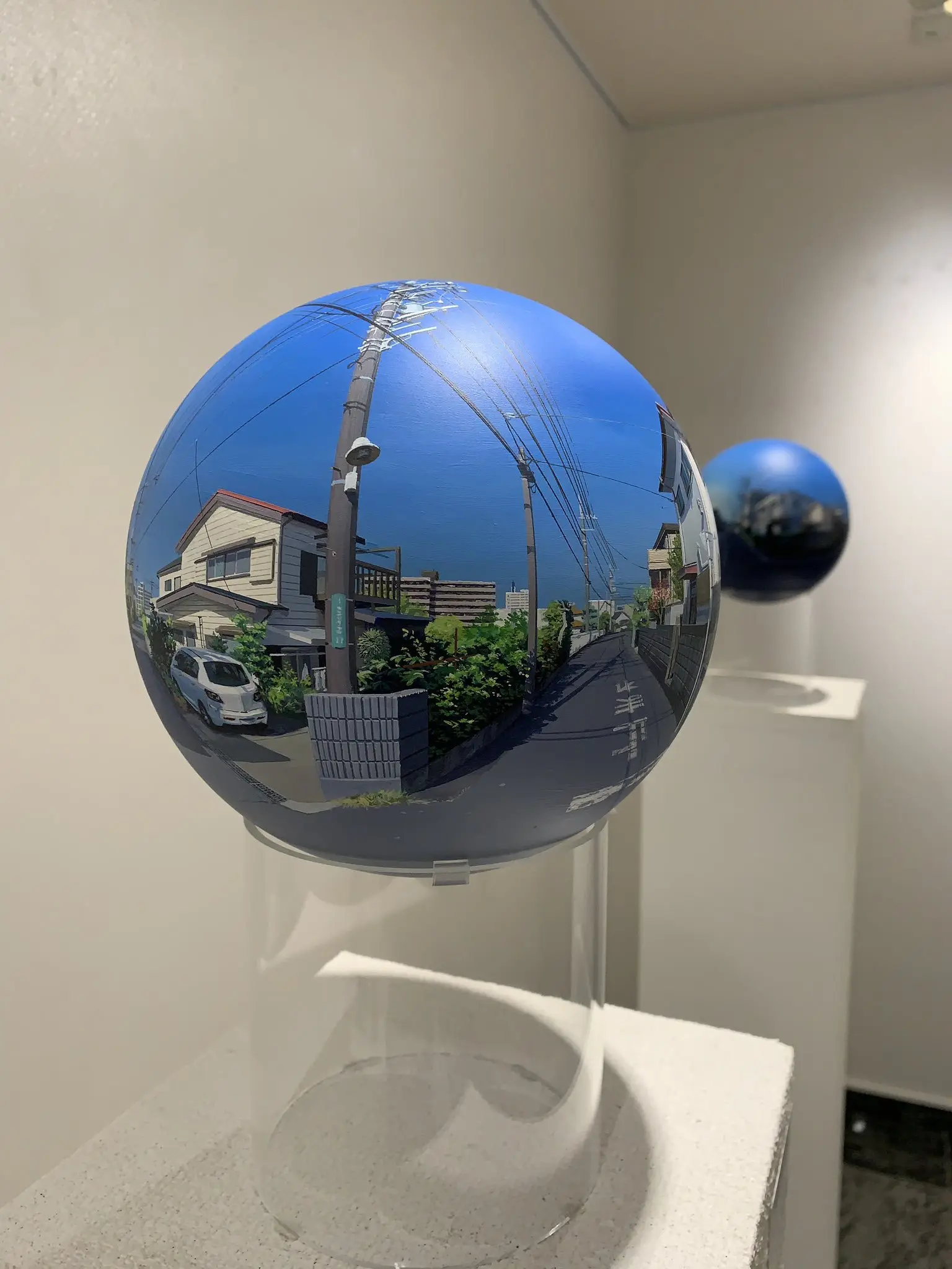 脳を混乱させる球体　何気ない風景を360°で描く作品が話題