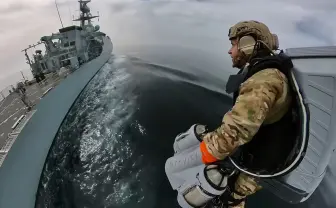 英発のジェットスーツが凄い 海軍のテスト飛行映像がリアル『アイアンマン』