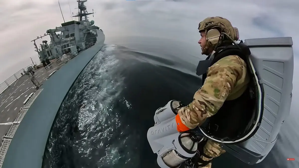 画像は動画「Royal Marines Jet Suit Boarding Ex」から
