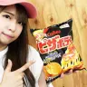 画像は、編集部に一つだけ残っていたピザポテトを手に、販売再開の喜びを噛みしめるKAI-YOUプランナーのかよちゃん