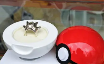 大人のポケモントレーナーのためのアクセサリー　圧巻の初代御三家にブライダルジュエリーも！　期間限定ショップで実際に手に取れる