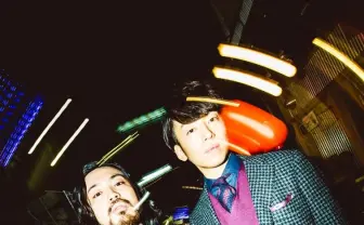 Creepy Nuts「よふかしのうた」MV　オードリー春日の“むつみ荘“でやりたい放題