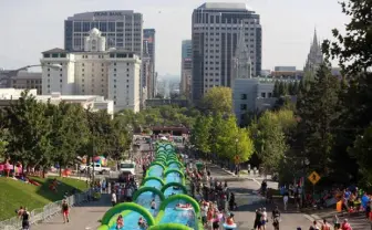 街中でウォータースライダー！ 米国発の野外イベントが6月に日本上陸