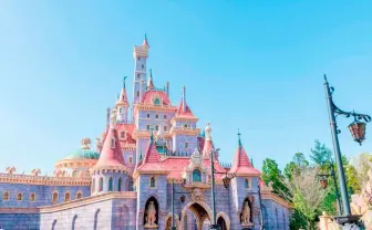 東京ディズニーランド「美女と野獣の城」誕生　延期を経て9月28日オープンへ