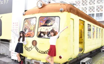 渋谷ハチ公前に「ポムポムトレイン」 電車が丸々ふわもこ仕様に！