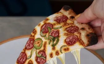 はて、刺繍とは? 糸でできたピザが美味しそうでたまりません