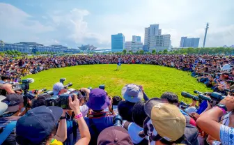 コスプレイヤー えなこ囲み撮影の風物詩 ギネス級の「えなこりんぐ」が神々しい