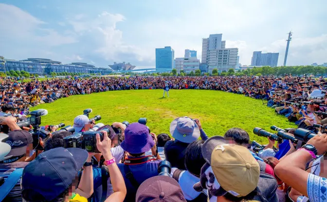 コスプレイヤー えなこ囲み撮影の風物詩　ギネス級の「えなこりんぐ」が神々しい