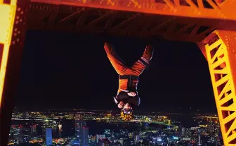 カッケぇえ〜！ ジャンプヒーローが山手線をジャック　あの“壁穴”も登場