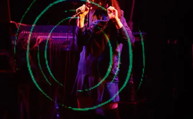 透過スクリーン越しに見えた18歳女子ラッパーの素顔　DAOKOデビューライブレポ