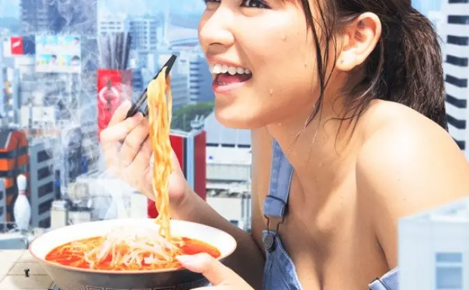 ラーメンを貪る汗だく巨大女子が東京に出現！ 「東巨女子」の動くアートが至高