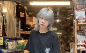 かてぃ『進撃の巨人』を着こなす　ヴィレヴァン限定Tシャツ着用モデルに