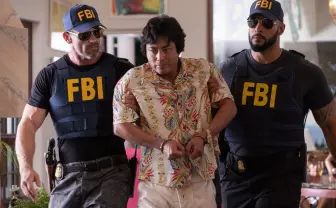 山田孝之『全裸監督』 AV監督「村西とおる」のFBI連行カット解禁