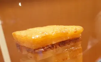 圧巻の技術　創業87年の食品サンプル店にある美味しそうな角煮ジェンガ