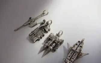 『SSSS.GRIDMAN』アシストウェポンがペンダントに　1円玉サイズで再現