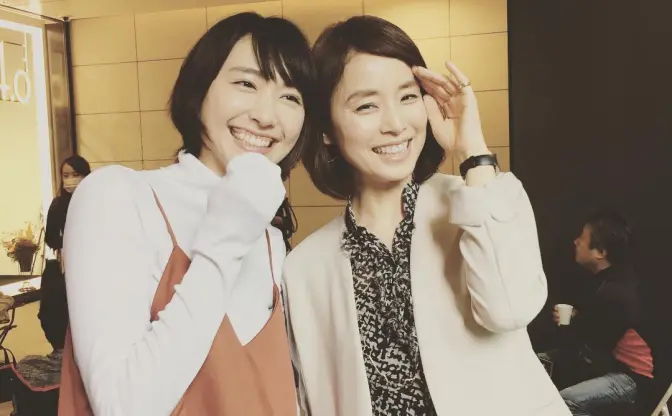 『逃げ恥』石田ゆり子と新垣結衣の2ショット！ 舞台裏の笑顔に絶賛の声