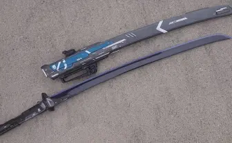 光るサイバーパンクな刀がカッコいい　手作業で仕上げた歪みない刀身に驚嘆