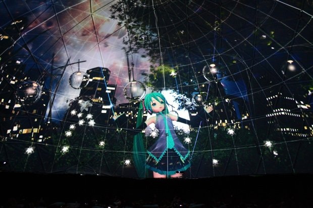初音ミクが舞い歌う！ 別府温泉の全天周映像はいかにして実現したのか