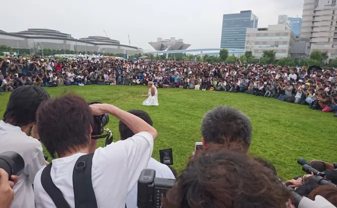 【コミケ94】えなこさんのコスプレ囲み撮影が半端ないって！