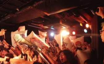 サイリウムの代わりに抱き枕！ 嫁を抱えて暴れる「抱枕奇祭」がヤバすぎ