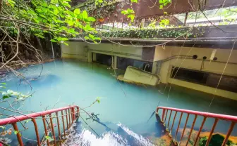 まるで『すずめの戸締まり』温泉に沈む、幻想的な旅館の廃墟