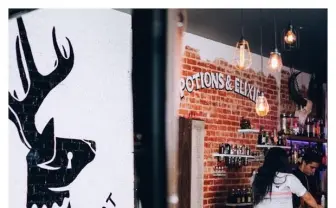 ハリー・ポッターの世界観あふれるバーがカナダに出現！魔法のお酒も!?