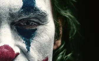 稀代のヴィラン誕生描く『ジョーカー』 予告とポスターから漂う狂気に反響
