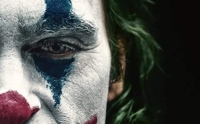 稀代のヴィラン誕生描く『ジョーカー』 予告とポスターから漂う狂気に反響