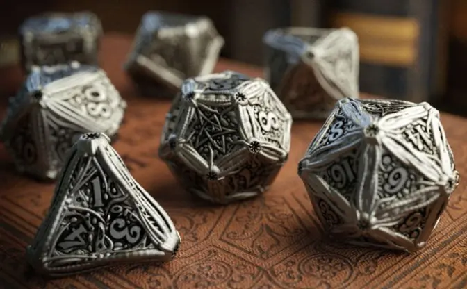 「クトゥルフTRPG」の金属製ダイスが資金募集　禍々しく名状しがたい…