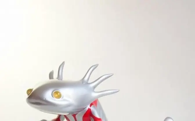 ウルトラマン柄のサンショウウオ！ 円谷プロ公認美術作品がポップ